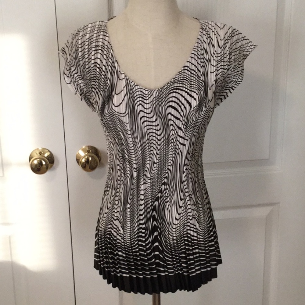 Milano 🛍 White and Black Fitted Cap Sleeved Top